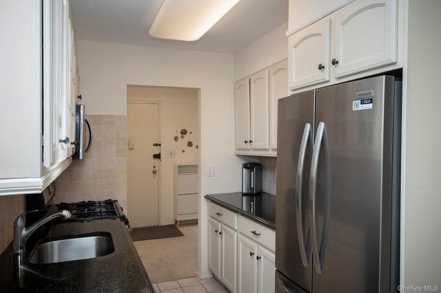 135 Post Avenue 5A, Westbury, NY 11590