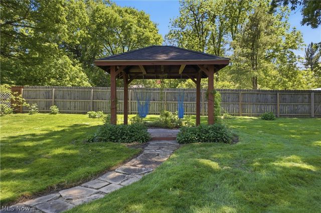 12 Riverside Drive, Poland, OH 44514