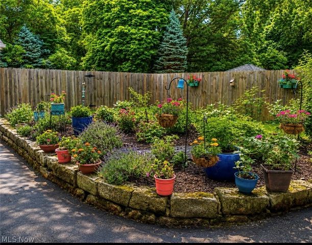 12 Riverside Drive, Poland, OH 44514