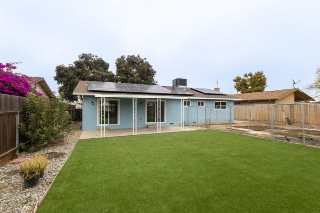 2611 W Sunnyside Court, Visalia, CA 93277