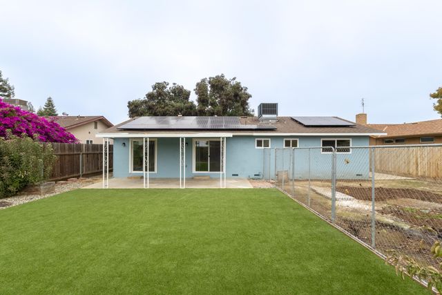 2611 W Sunnyside Court, Visalia, CA 93277