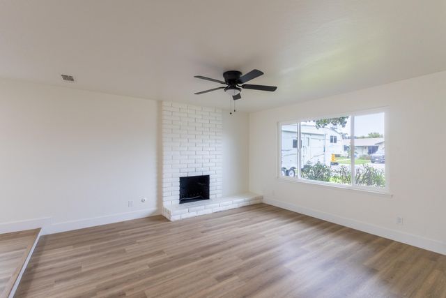 2611 W Sunnyside Court, Visalia, CA 93277