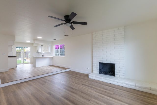 2611 W Sunnyside Court, Visalia, CA 93277