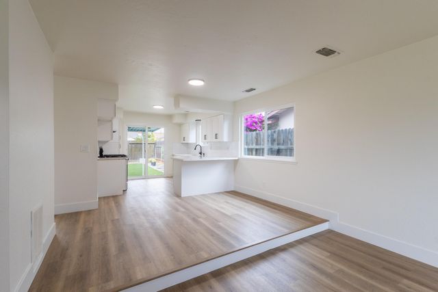 2611 W Sunnyside Court, Visalia, CA 93277