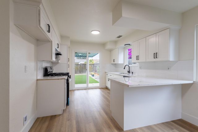 2611 W Sunnyside Court, Visalia, CA 93277