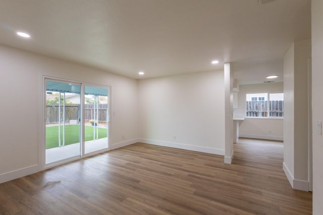 2611 W Sunnyside Court, Visalia, CA 93277