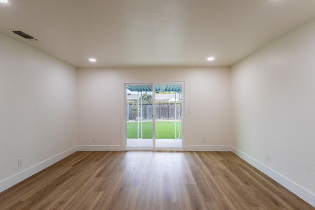 2611 W Sunnyside Court, Visalia, CA 93277