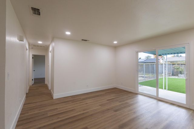 2611 W Sunnyside Court, Visalia, CA 93277