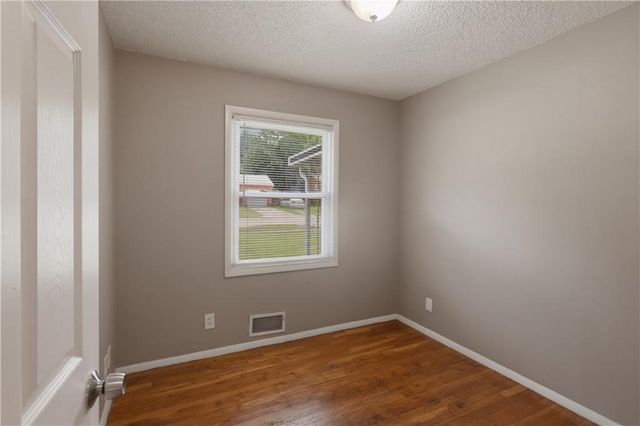 5206 Palmer Drive, Kansas City, MO 64129