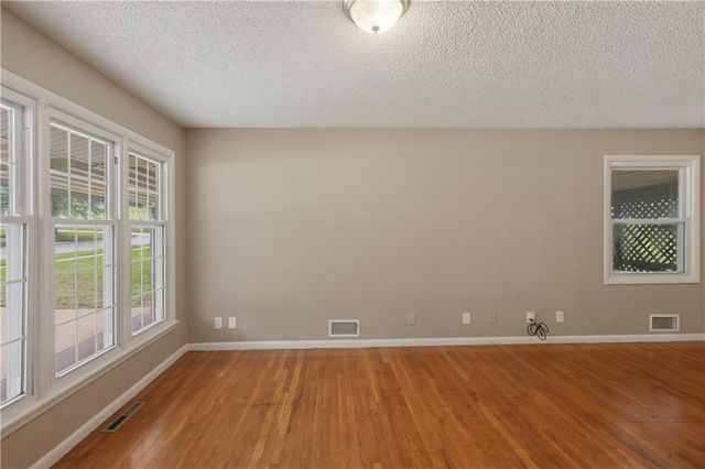 5206 Palmer Drive, Kansas City, MO 64129
