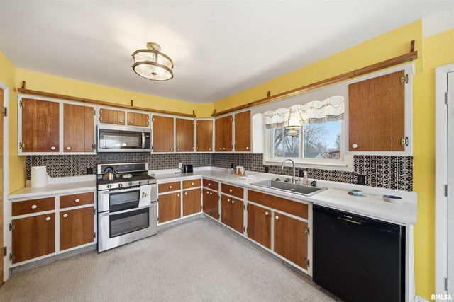 6221 E GLENDALE Avenue, Chillicothe, IL 61523