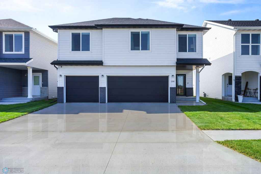 1580 66th Avenue S, Fargo, ND 58104