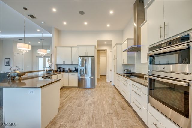 818 Montclaire CT, Cape Coral, FL 33904