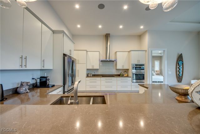 818 Montclaire CT, Cape Coral, FL 33904