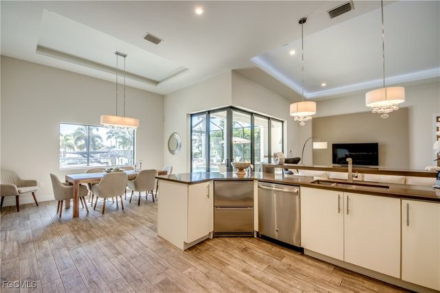 818 Montclaire CT, Cape Coral, FL 33904