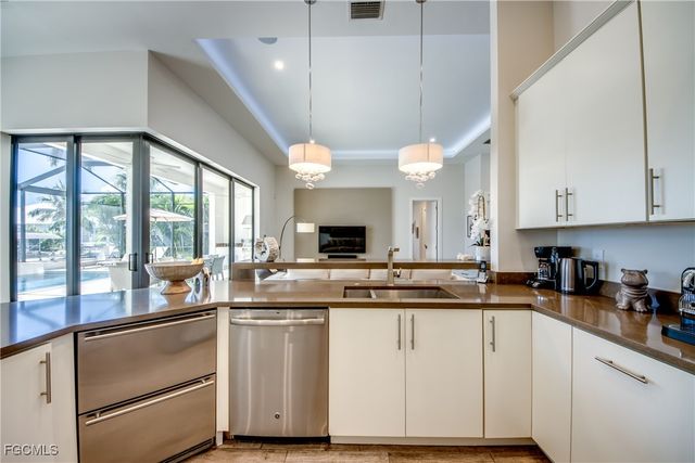 818 Montclaire CT, Cape Coral, FL 33904