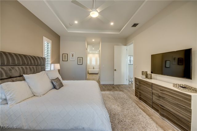 818 Montclaire CT, Cape Coral, FL 33904