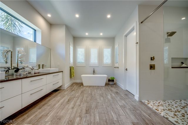 818 Montclaire CT, Cape Coral, FL 33904