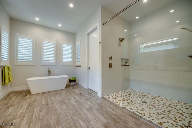 818 Montclaire CT, Cape Coral, FL 33904