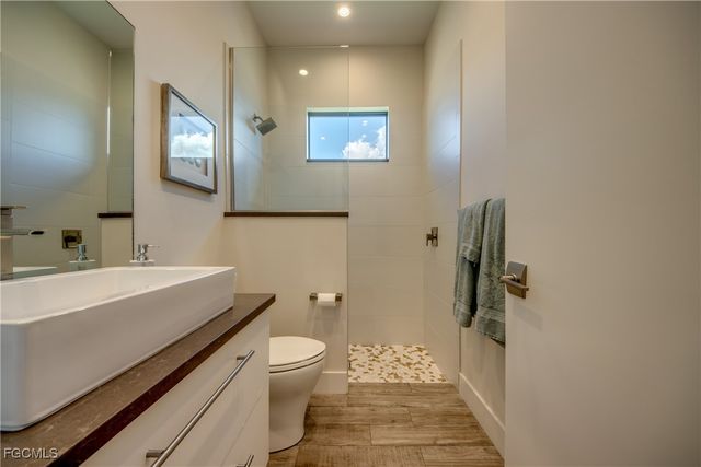 818 Montclaire CT, Cape Coral, FL 33904