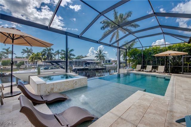 818 Montclaire CT, Cape Coral, FL 33904