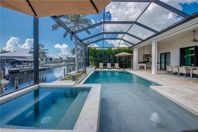 818 Montclaire CT, Cape Coral, FL 33904