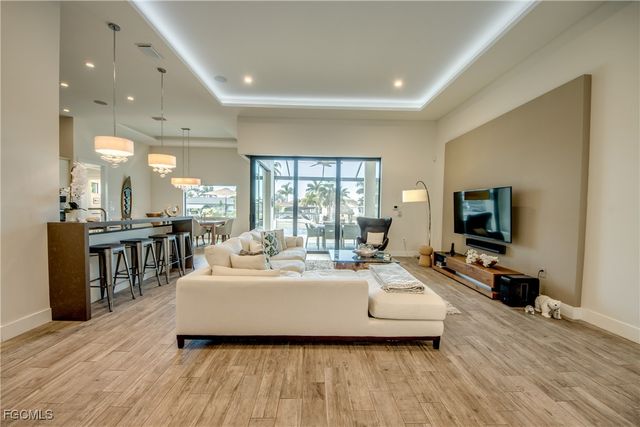 818 Montclaire CT, Cape Coral, FL 33904