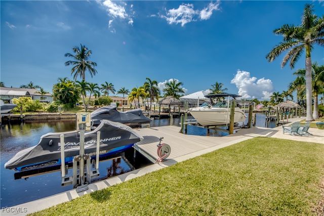 818 Montclaire CT, Cape Coral, FL 33904