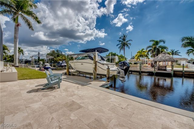 818 Montclaire CT, Cape Coral, FL 33904