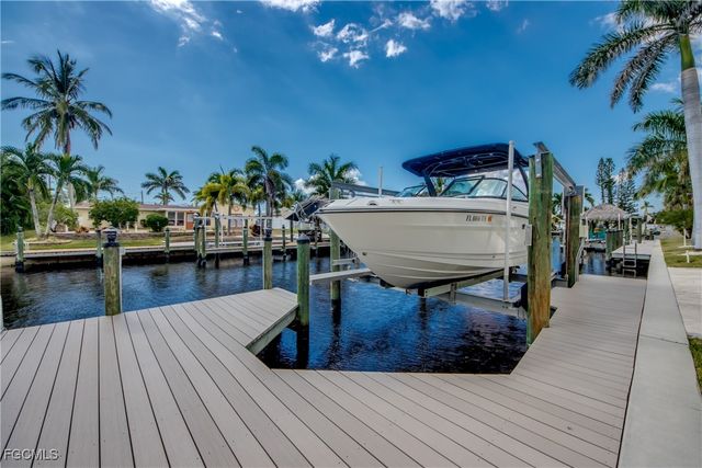 818 Montclaire CT, Cape Coral, FL 33904