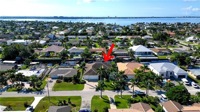 818 Montclaire CT, Cape Coral, FL 33904