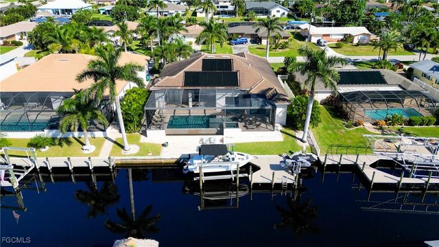 818 Montclaire CT, Cape Coral, FL 33904