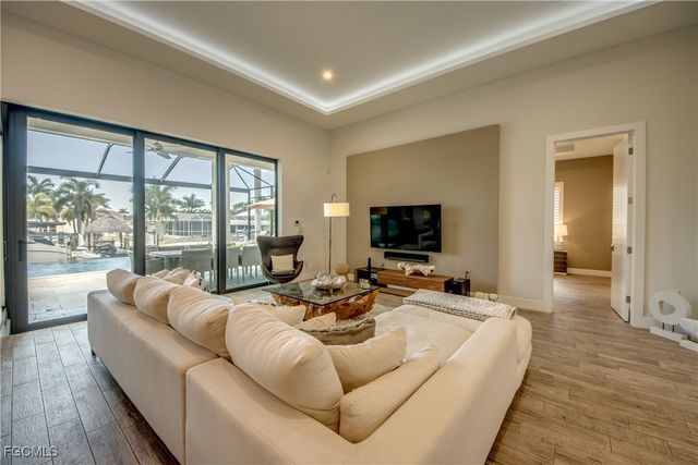 818 Montclaire CT, Cape Coral, FL 33904