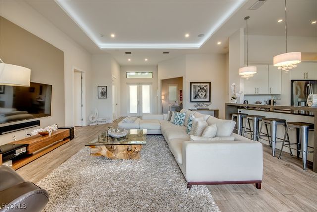 818 Montclaire CT, Cape Coral, FL 33904