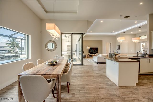 818 Montclaire CT, Cape Coral, FL 33904