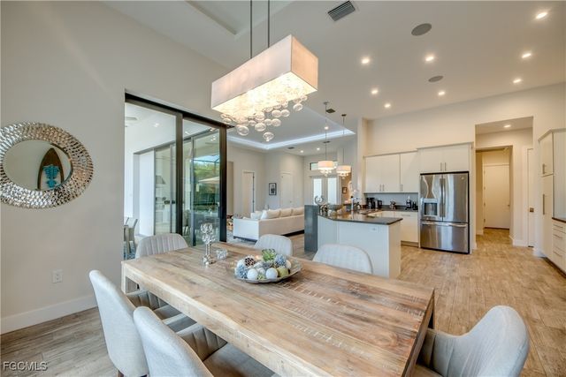 818 Montclaire CT, Cape Coral, FL 33904