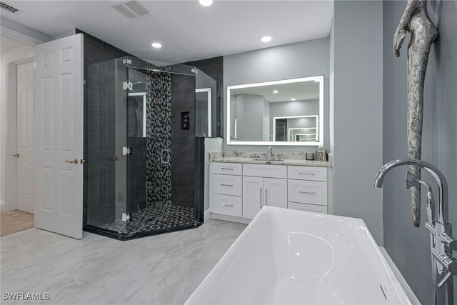 9234 Tesoro LN 104, Naples, FL 34114