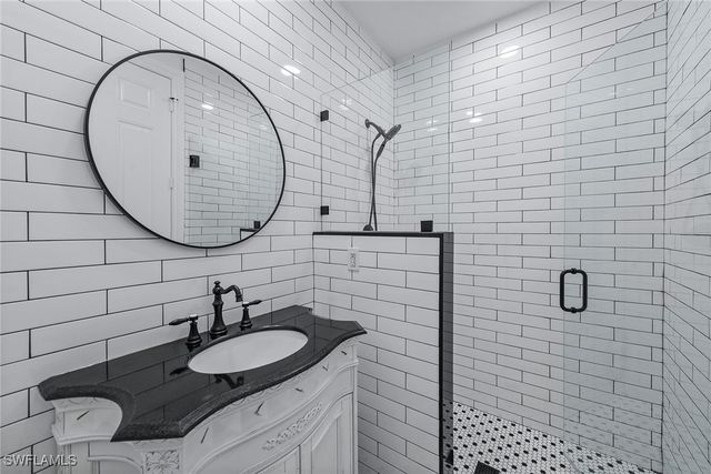 9234 Tesoro LN 104, Naples, FL 34114