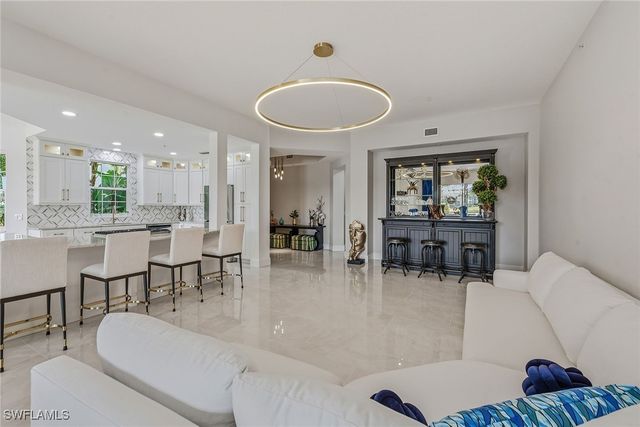 9234 Tesoro LN 104, Naples, FL 34114