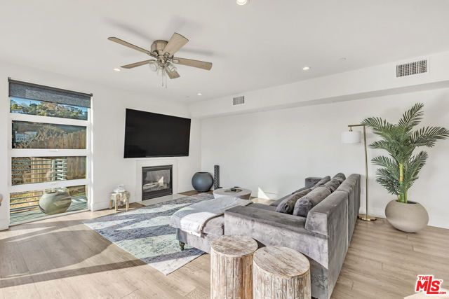 3861 W Point Drive, Los Angeles, CA 90065