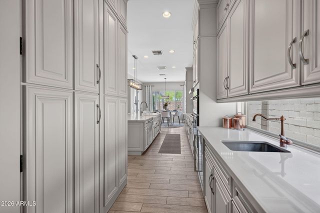 10322 E THATCHER Avenue, Mesa, AZ 85212
