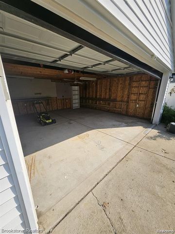 28550 Cambridge Street, Garden City, MI 48135