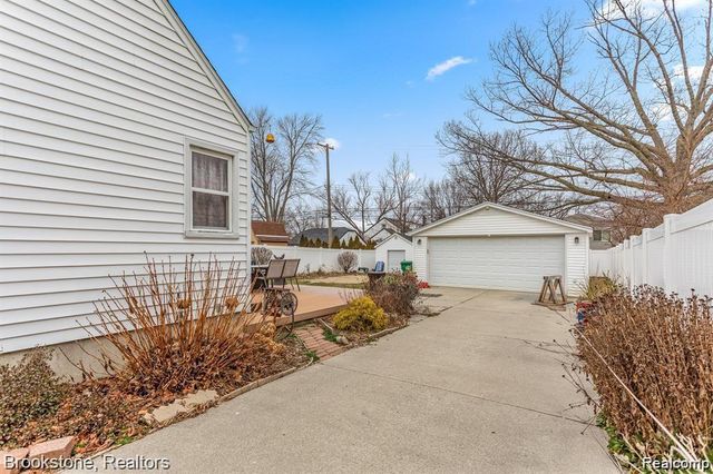 28550 Cambridge Street, Garden City, MI 48135