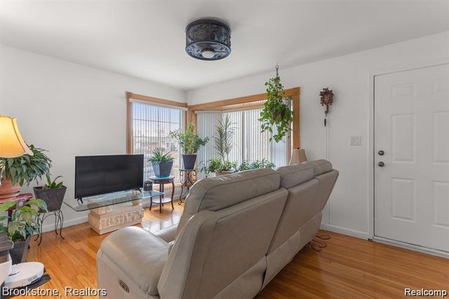 28550 Cambridge Street, Garden City, MI 48135