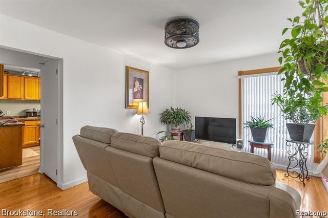 28550 Cambridge Street, Garden City, MI 48135