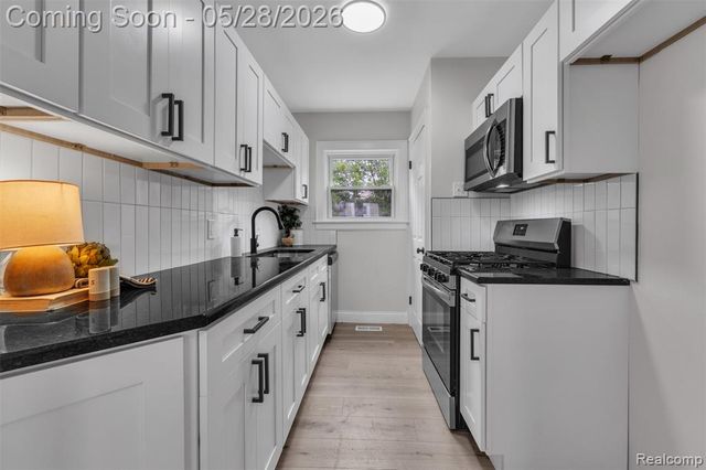 45 E Rutgers Avenue, Pontiac, MI 48340