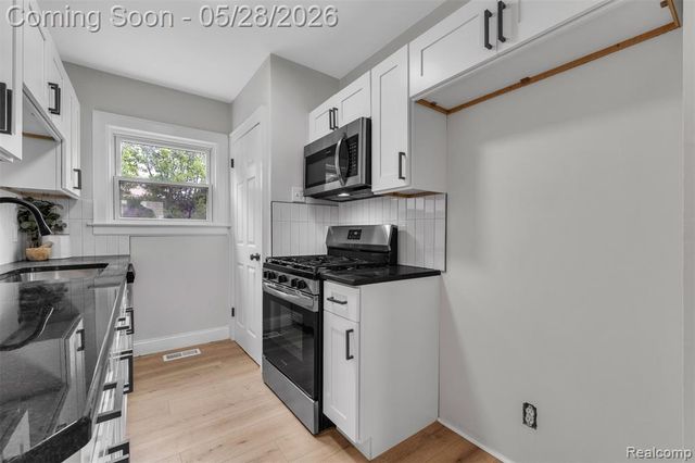 45 E Rutgers Avenue, Pontiac, MI 48340