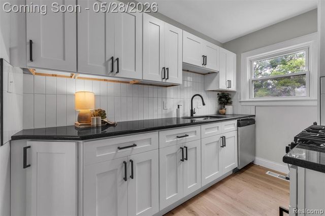 45 E Rutgers Avenue, Pontiac, MI 48340