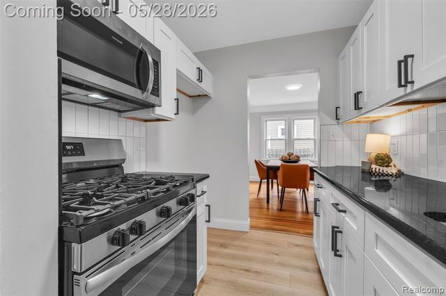 45 E Rutgers Avenue, Pontiac, MI 48340