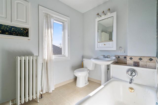 3718 W 4th Street, Duluth, MN 55807